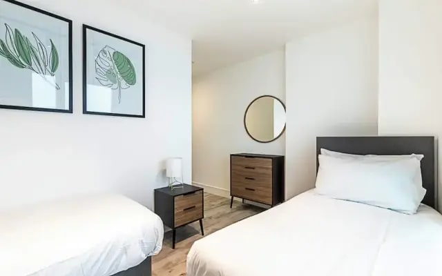 Bright North Acton Flat With City View