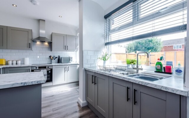 Pristine Home With Parking Ideal for Contractors