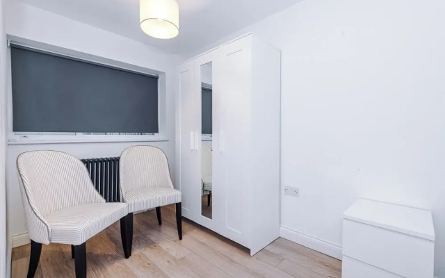 Large Modern 5-Bed House