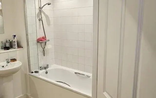 Cozy London Apartment Retreat Next to the 02