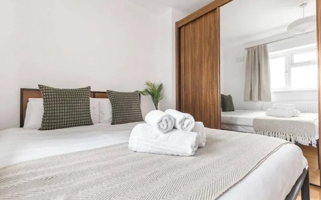 Spacious 3-bed House With car Park Near Heathrow