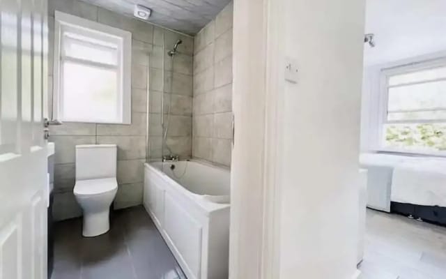 Modern Room in Centrally Located- Room 4