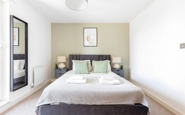 Deluxe 2 Bed Flat with Balcony in Hackney