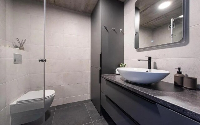 Brand New Apartment w-garage parking, by Cohost