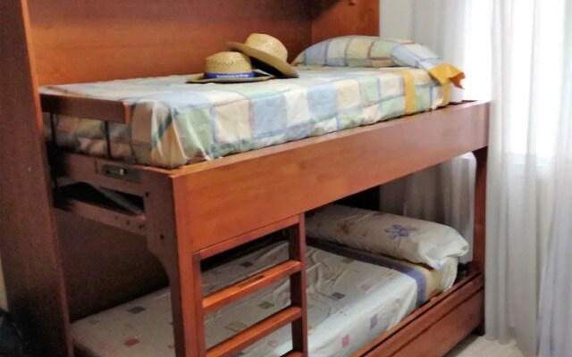Apart. con piscina frente al mar