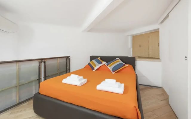 Inviting 3-bed Apartment in Roma 4mins to Colosseo