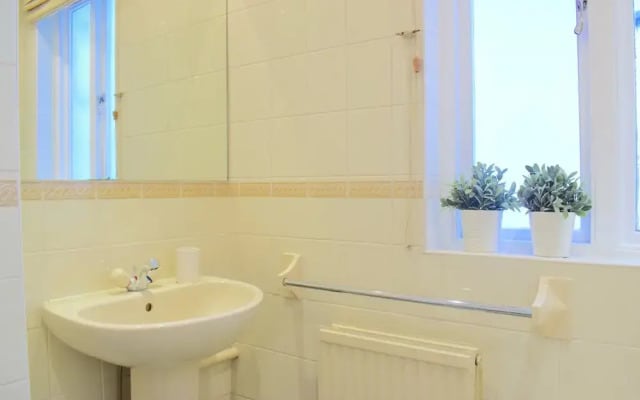 3 Bedroom Flat Near Hyde Park