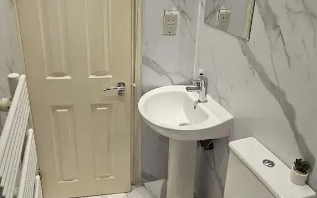 London Charm - Moscow Road Apartment