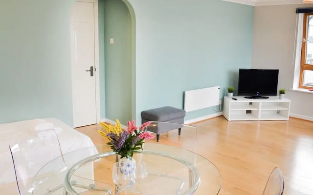 OYO Home Docklands 2 Bedroom Apartment