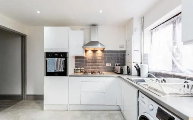 Cosy 2-bed House! Dagenham! Free Parking