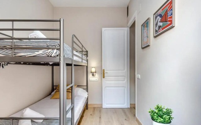 Renovated & Classic 3-Bedroom Sagrada Familia Apt.