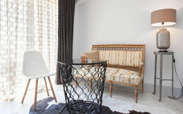 Chiconomy Suites