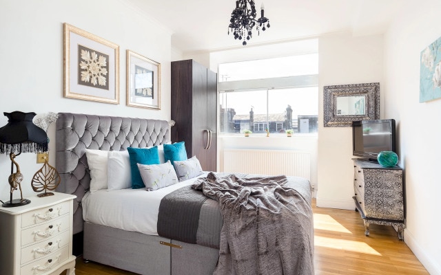 Designer 2-bed 2-bath Behind Selfridges