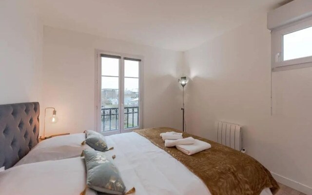 Arty Paris apartment Disneyland