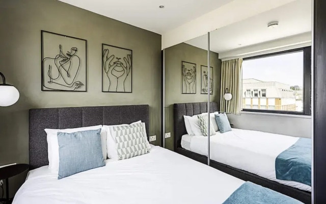 1-bed Apartment: Close to Wimbledon Station