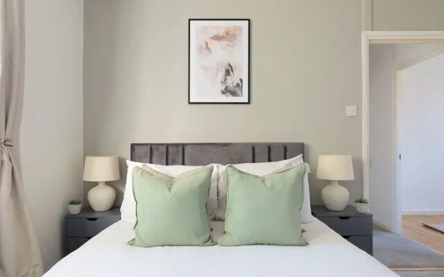 Cosy Room in Morden