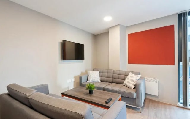 Central Modern 6BR APT With Fast Wifi Sleeps 6