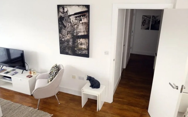 Luxury 2-bed Flat, Parking Near Tube and Emirates