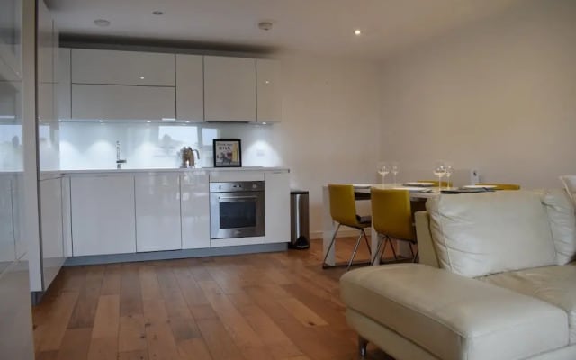 2 Bedroom Apartment With Parking in Camberwell