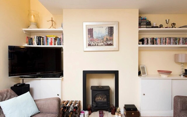 Spacious, Comfortable 2BR Fulham Maisonette