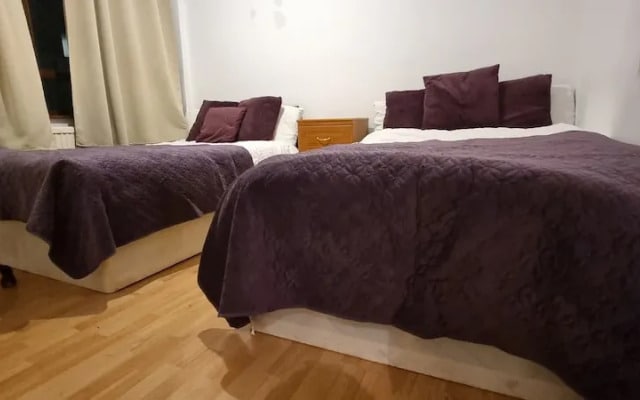 4 Bed Flat - Sleeps 12 - Pets - Wifi