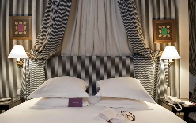 Le Belgrand Hotel Paris Champs Elysees, Tapestry by Hilton