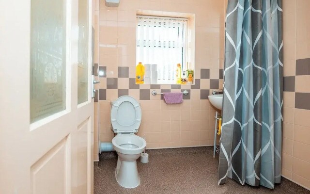 3-bed City Retreat - Sleeps 8, Garden & Parking