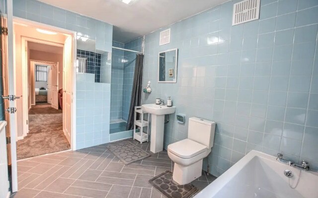 Lovely Spacious 4bed Home Manchester