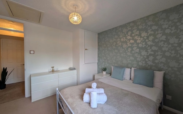 Comfortable 2-bedroom House With Free Parking