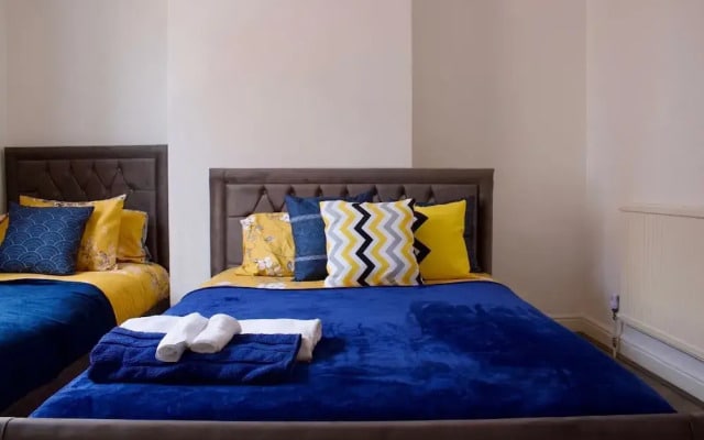 Green Corner House Sleeps 6 & Free Parking