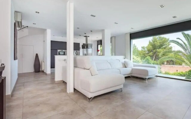 Moderna villa con piscina y amplio jardín
