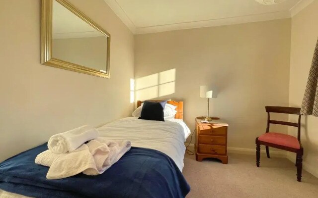 Spacious 4 Bedroom House with Garden