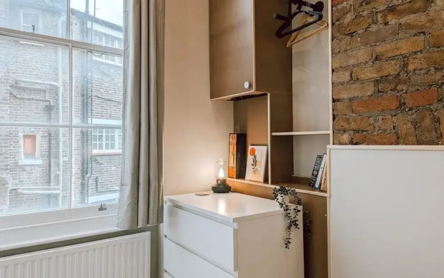 The Modern and Bright Warwick Way Apartment