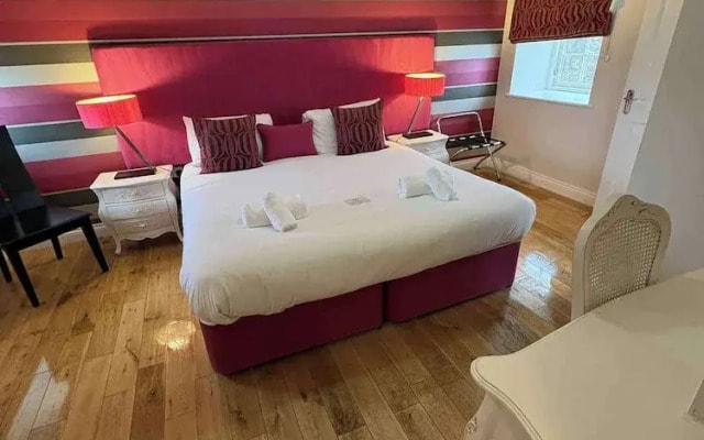 2 Bed Apartment - Sleeps 4 - Parking - Wifi