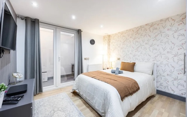 3 Bedroom Apartment by River Thames