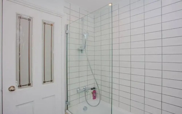Spacious 1 Bedroom Apartment with Balcony Close to Tube