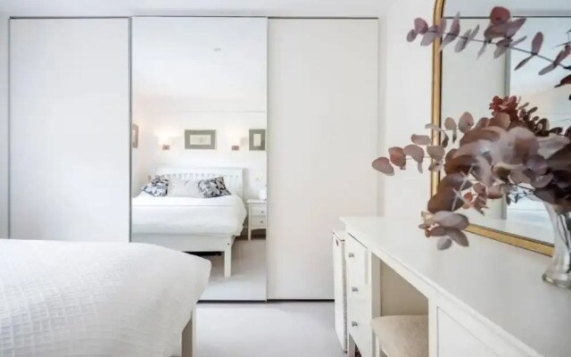 Light 2 Bedroom Flat With Roof Terrace
