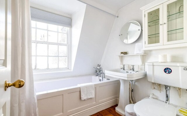 Cozy and Spacious Kensington Maisonette