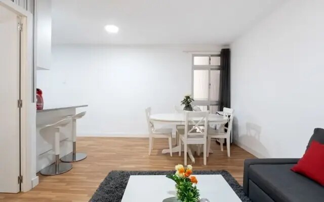 Design 2 Bedroom Flat Next to Pubilla Cases Metro