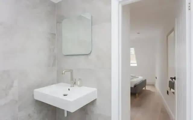 Contemporary 2 Bedroom House in Vibrant Shepherds Bush