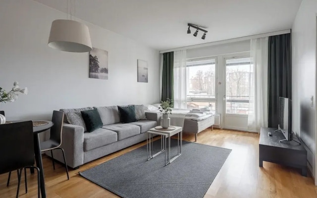 Modern 1BR Apt with Sauna, Balcony & Free Parking