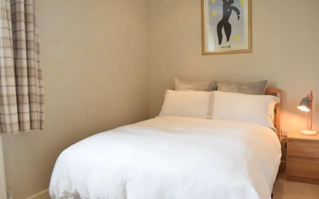 Modern 2 Bedroom Maisonette