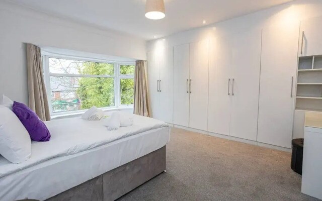 Spacious House With Parking Near Heaton Park