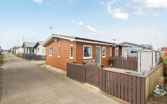 1 Bed Cabin - Sleeps 2 - Pets - 2 Min To Beach
