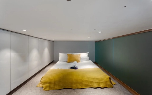 Spacious Canfield Gardens Studio