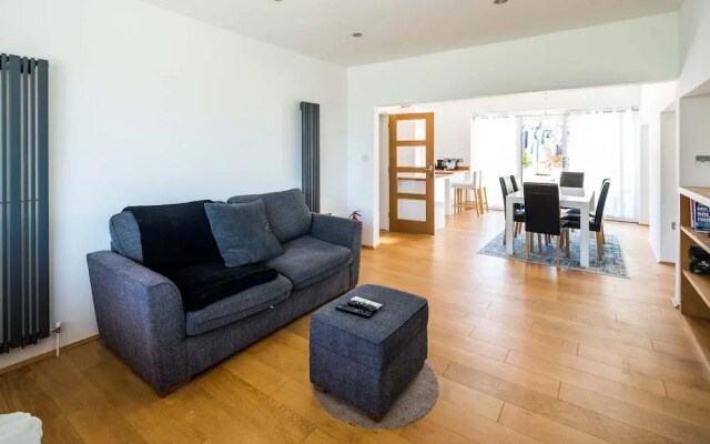 Elegant 2Bd House With Garden And Decked Patio