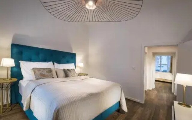 Luxury Modern Designed Oldtown Apartment