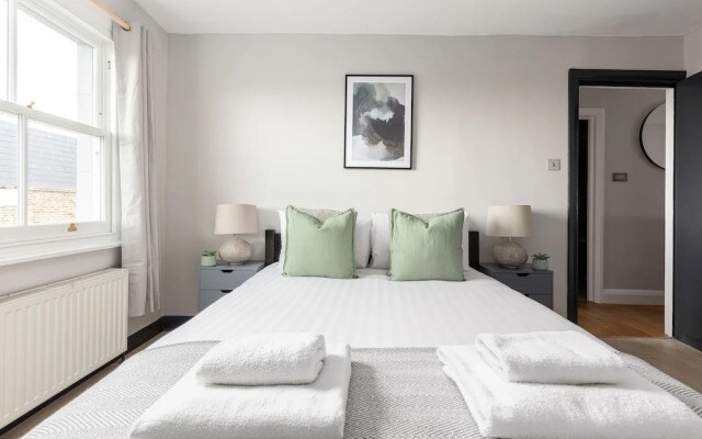 Radiant 2 Bed Flat near Portobello