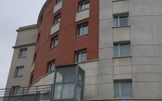 Studio 106, Between City and River