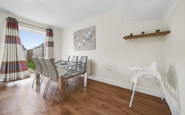 London Heathrow Living Holywell Service House A